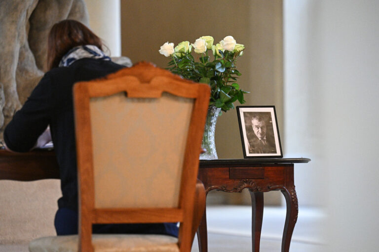 Sněmovna a MZV vystavily kondolenční knihu k úmrtí Schwarzenberga