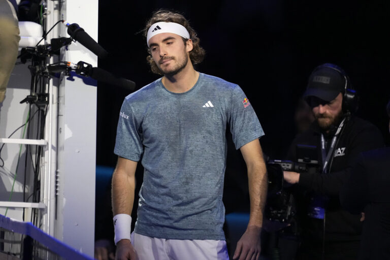 Tsitsipas skrečoval na Turnaji mistrů po třech gamech zápas s Runem