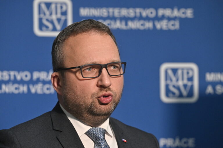 Jurečka má do 15. prosince předložit zákon k důstojné penzi disidentů