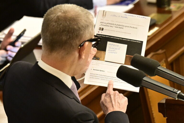 Babiš k vylepení letáků na úřadu: Ti naši pitomci to měli rozdávat