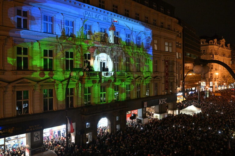 Desetitisíce lidí i v chladném počasí oslavovaly výročí sametové revoluce