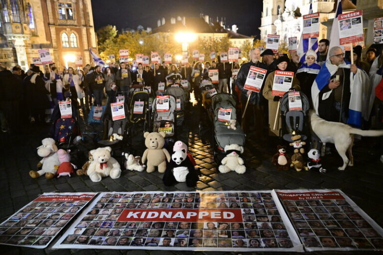 Asi 150 lidí vpodvečer v průvodu Prahou připomnělo děti unesené Hamásem