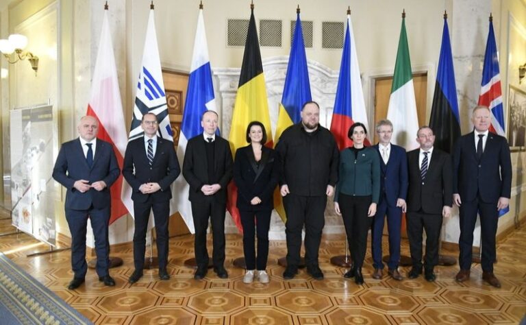 Podpora české parlamentní delegace posiluje Ukrajinu uprostřed probíhajících bojů