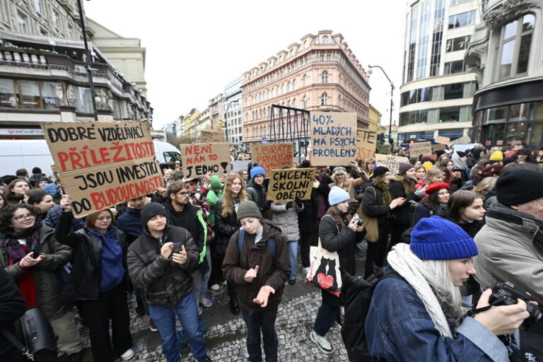 Stávku podpořilo několik set středoškoláků pochodem k ministerstvu