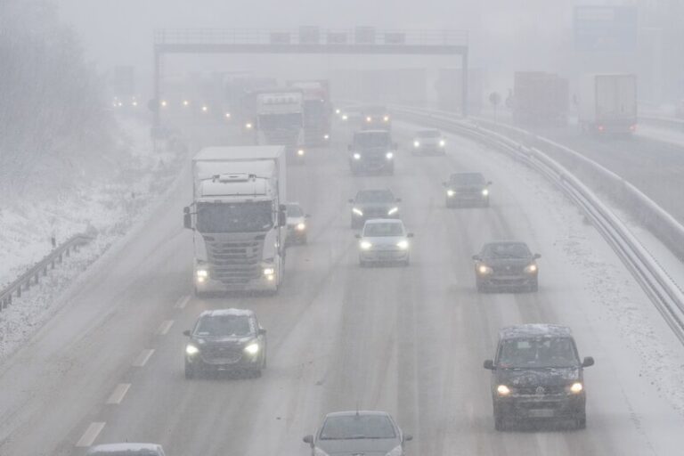 Sníh a led ochromily dopravu v Mnichově, lidé spí ve vlacích