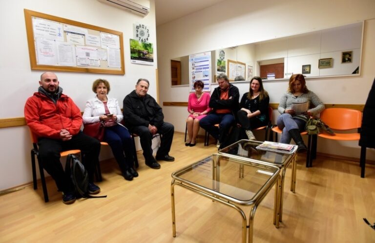 Nemocí dýchacích cest v ČR ubylo o osm procent, covidu o 13,5 pct