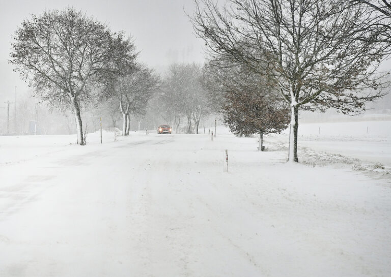 Silnice Vysočiny jsou kvůli sněžení obtížně sjízdné, hlavně pro kamiony