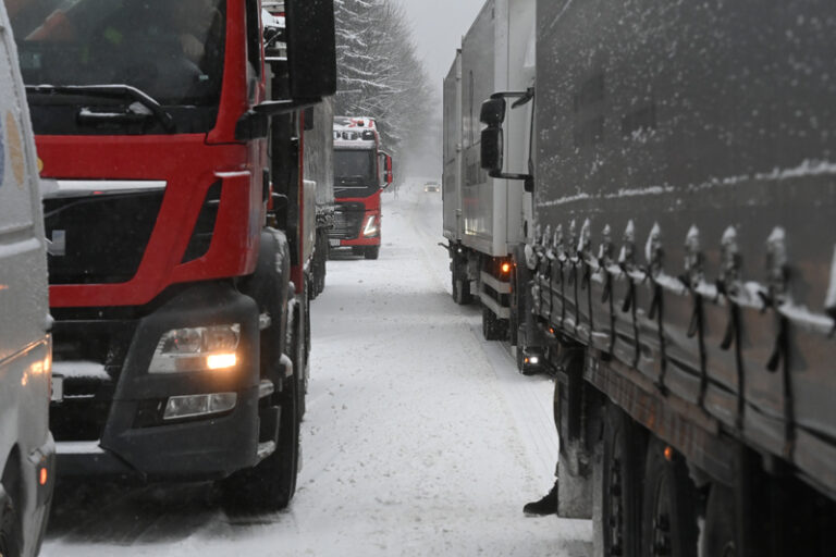 Na D1 je na 97. km kolona po nehodě kamionu, kalamita v jižních Čechách