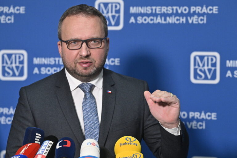 Vláda patrně zvýší minimální mzdu na 18.900 korun, řekl Jurečka