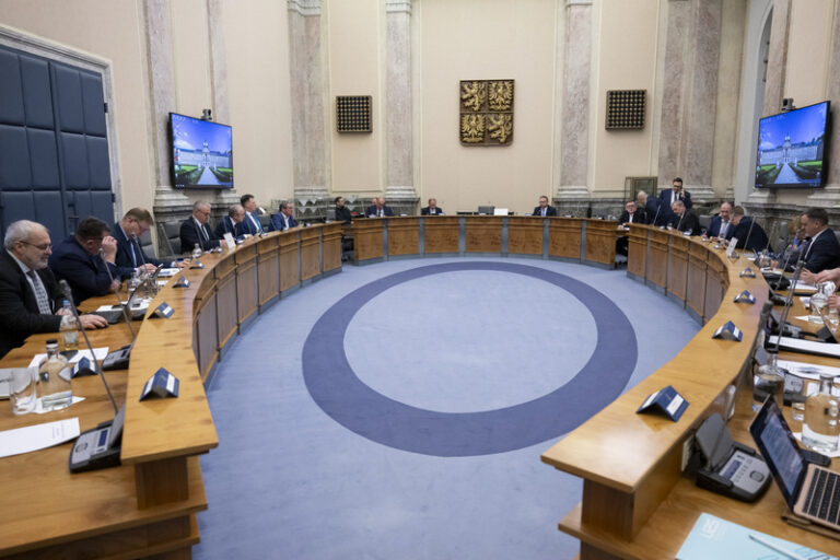 Tripartita se neshodla na zvýšení minimální mzdy, rozhodne vláda