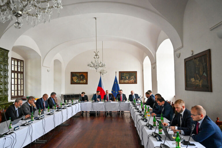 S politickou situací je spokojeno 16% lidí, nejméně od začátku roku 2021