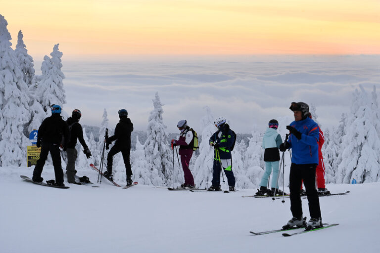 Lyžařská sezona naplno začala, větší zájem byl kvůli počasí v sobotu