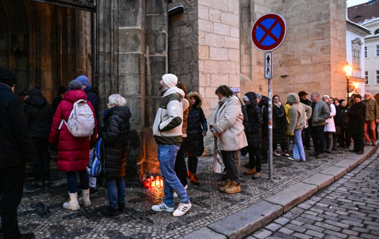Schwarzenbergovi se i dnes přicházejí poklonit stovky jeho obdivovatelů