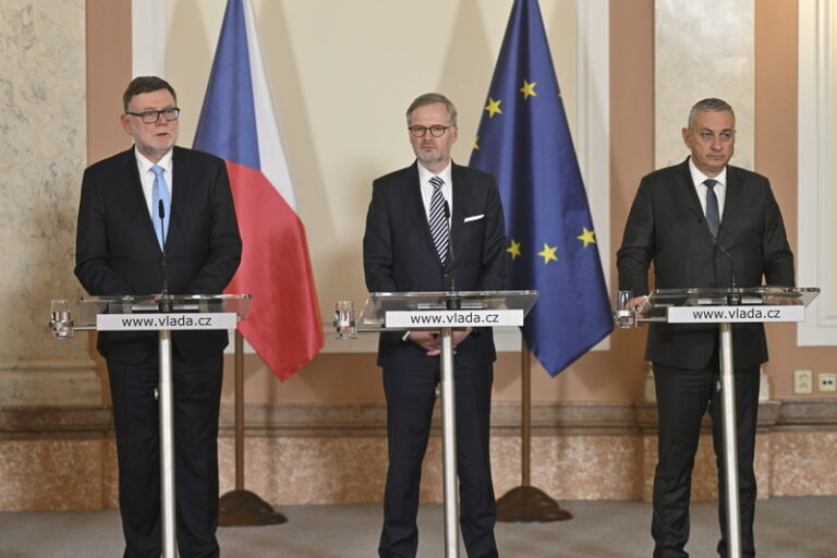 Podle průzkumu vládě věří šestina lidí, z ústavních institucí dopadla nejhůře