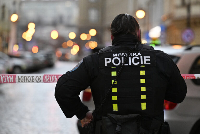 Středočeská policie vyhlásila pátrání po muži, možné spojení se střelbou v Praze