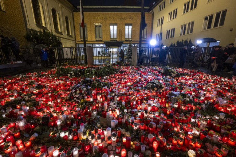 Policie určila totožnost 14 obětí, zbraň střelce je shodná se zbraní z Klánovic