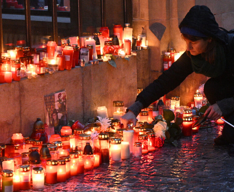 Policie řeší desítky poznatků v souvislosti s tragédií na FF UK