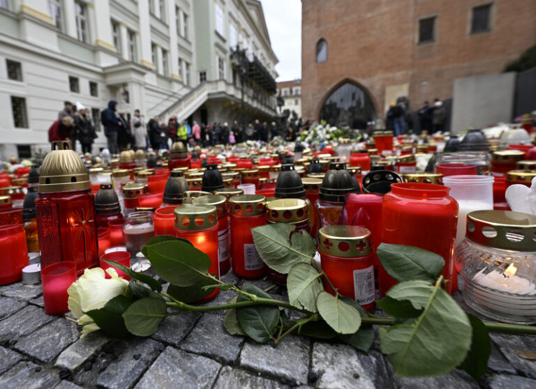 Lidé navštěvovali pietní místa v centru Prahy i na první svátek vánoční