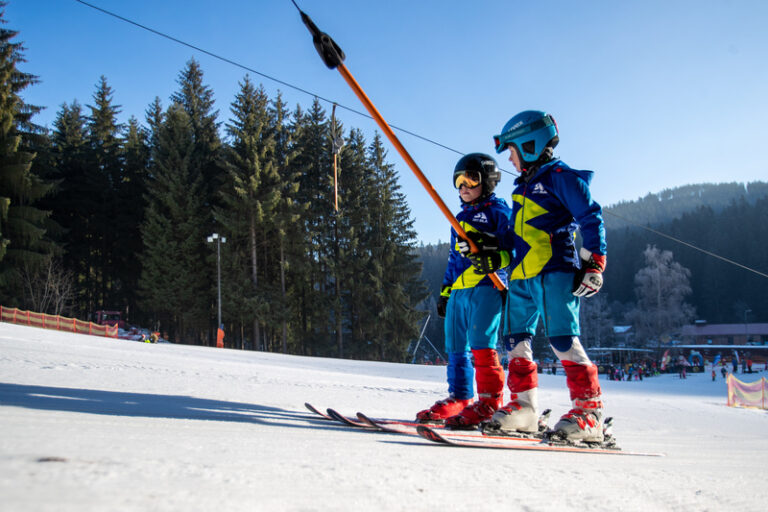 Počasí lyžování příliš nepřeje, velká střediska přesto zůstávají v provozu