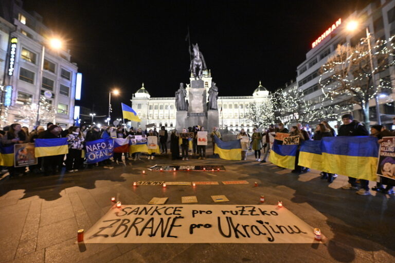 Asi stovka demonstrantů v centru Prahy žádala zbraně pro Ukrajinu