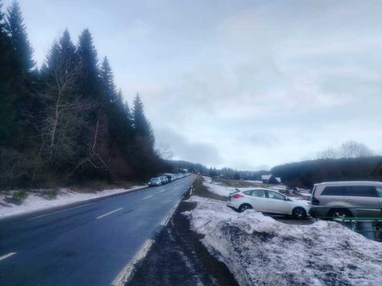 Doprava do krkonošských středisek kolabovala, cesty byly zavřené