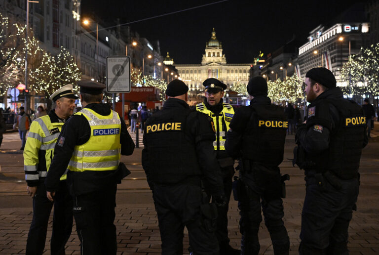 Policisté v Praze na silvestra uložili zatím desítku pokut za pyrotechniku