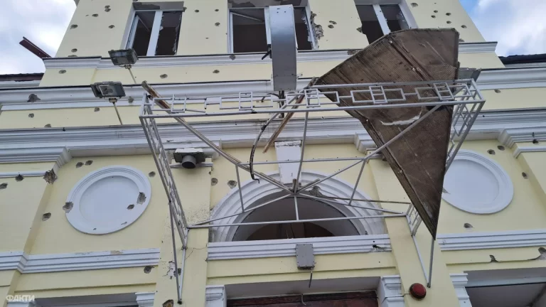 Ruský útok na Cherson: Oběti na životech a poškozená infrastruktura