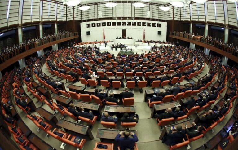 Turecký parlament schválil vstup Švédska do NATO, ratifikaci dokončí Erdogan