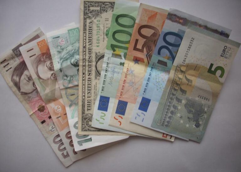 Koruna dál mírně oslabila k euru, vůči dolaru spolu s evropskou měnou zpevnila