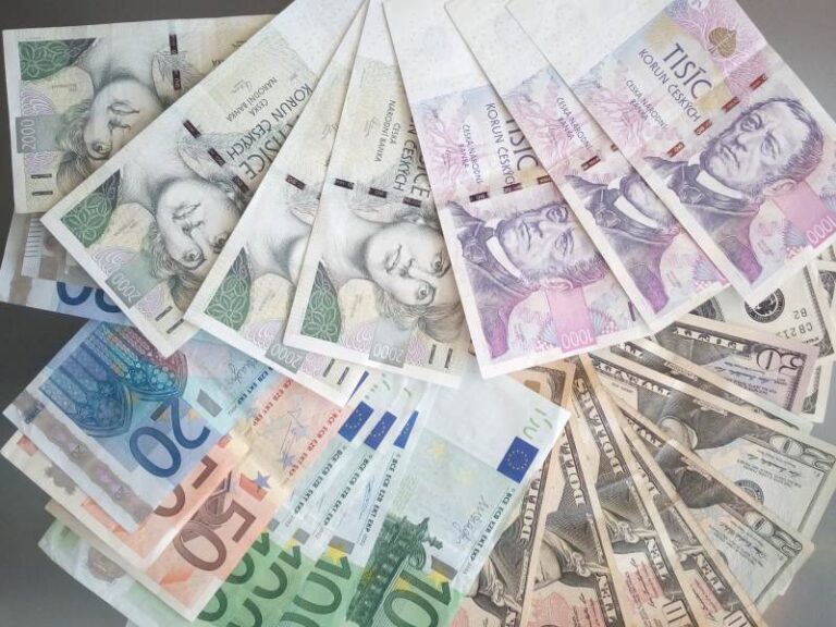 Koruna oslabila vůči oběma hlavním světovým měnám