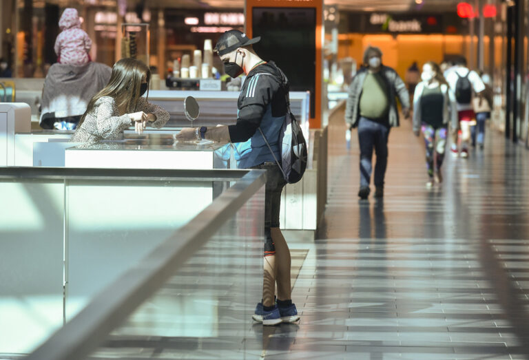 Průzkum: Lidé v ČR jsou nespokojení s veřejnými financemi, chválí nabídku zboží