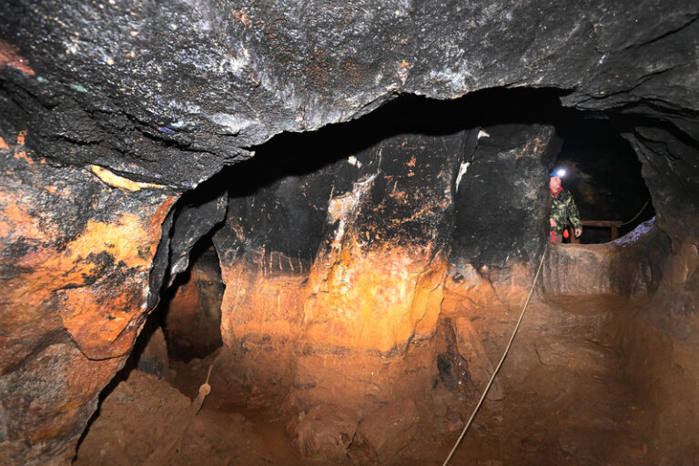 Muže v dole Jeroným strhla voda při průzkumu, záchranáři po něm pátrají