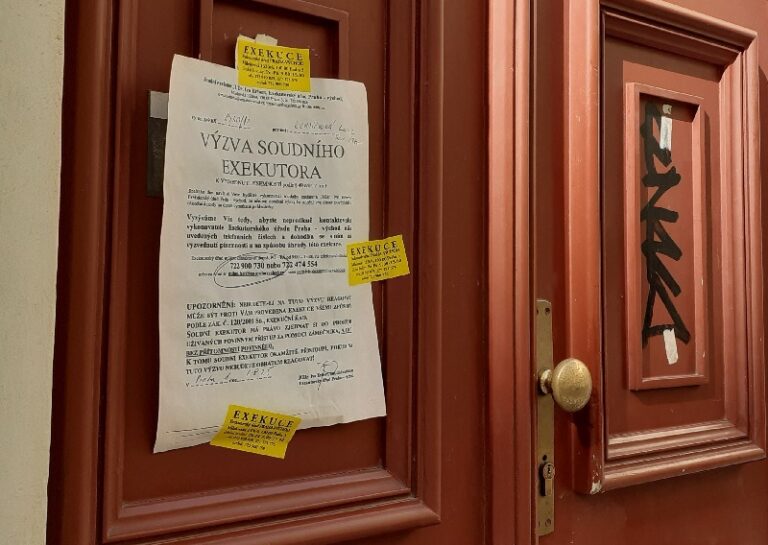 Exekucí v ČR proti roku 2022 přibylo o 29.800 na 4,06 milionu, dlužníků je méně