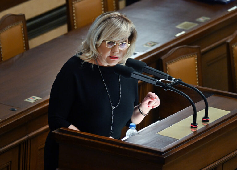 Poslanci se z popudu ANO příští týden sejdou ke zvýšení příspěvku na péči