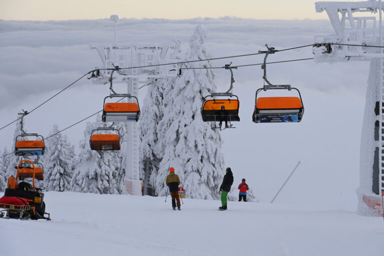 Do hor opět zamířily tisíce lyžařů, podmínky pro běžkaře ale obleva zhoršila