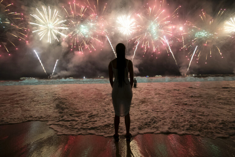 Svět je v roce 2024; jeho příchod vítal směsí oslav i zasmušilých úvah