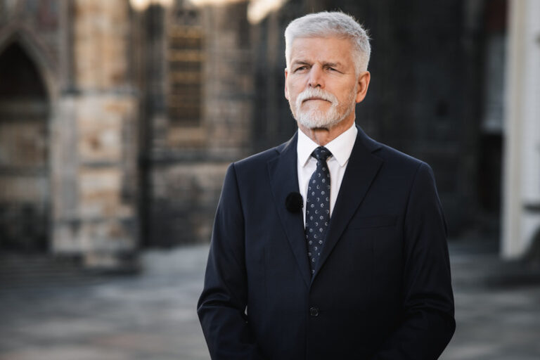 Pavel vládě vytkl komunikaci, navrhl kroky k přijetí eura