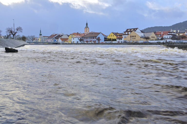 Déšť opět v ČR rozvodnil toky, ohrožení platí na horní Vltavě a čeká se na Otavě