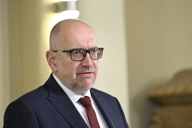 Ministr Bek bude jednat se zástupci školských asociací a školských odborů