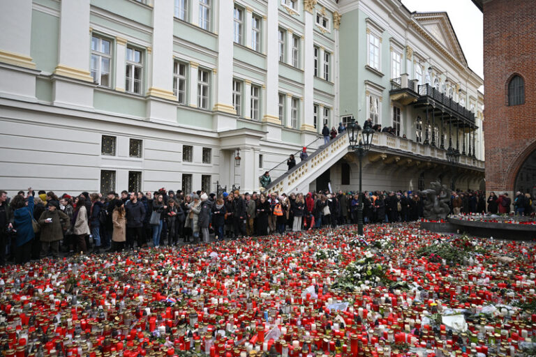 Studenti sbírají svíčky z pietního místa u Karolina, vznikne z nich památka