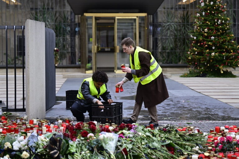 Studenti uklidili svíčky z pietního místa u Karolina, vznikne z nich památka