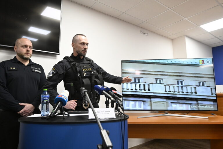 Poslanec ANO vytkl policii i fakultě komunikaci, mezi zraněnými byla jeho dcera