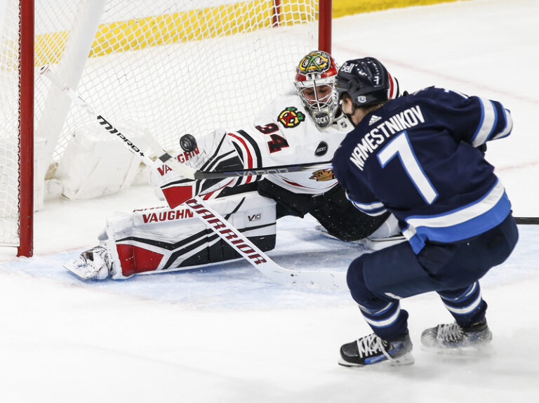 Mrázek se stal v NHL i přes prohru první hvězdou, Hronek připravil dva góly