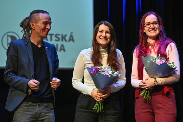 Piráti opět zvolili Bartoše předsedou, doplňují ho čtyři místopředsedkyně