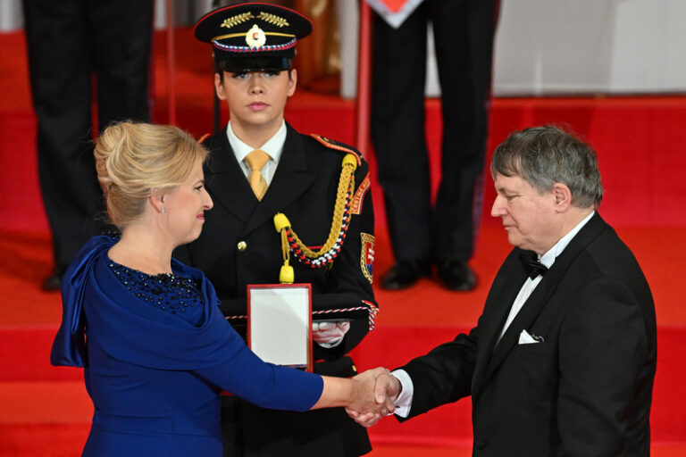 Biskup Malý a historik Rychlík dostali od Čaputové vysoká státní vyznamenání