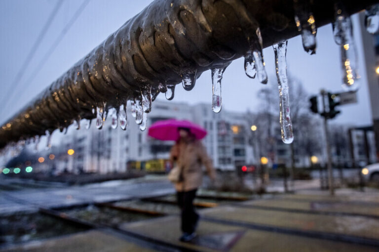Dálnici D7 ve směru na Prahu uzavřely dvě nehody, policie odklání dopravu