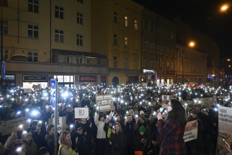 Lidé před ministerstvem požadovali spravedlnost pro oběti sexuálního násilí