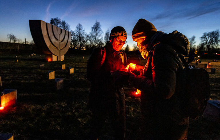 Terezínem prošel na památku obětí holokaustu průvod se svíčkami