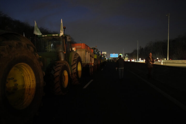 Francouzští farmáři s pomocí stovek traktorů zahájili blokádu Paříže