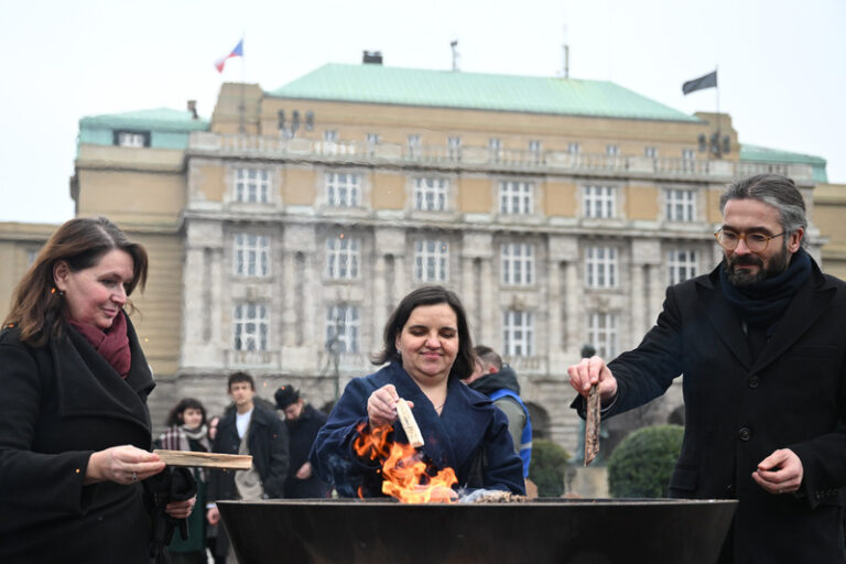 Lidé se rozloučili s pietním ohněm za oběti tragédie na filozofické fakultě